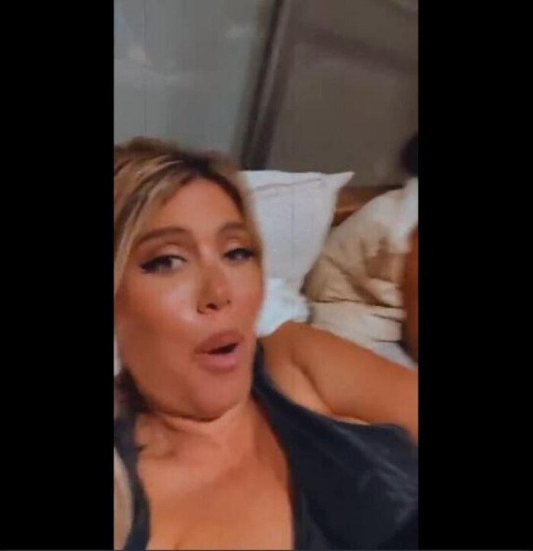 Video/ Incidenti që ‘ngriu’ ndjekësit e Uanda Narës, i zbulohet gjoksi gjatë transmetimit live…