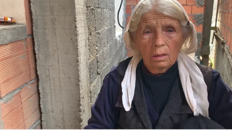 Tërmeti dëmton banesat në Klos, banorja: Shtëpia është çarë, ka rënë tavani!