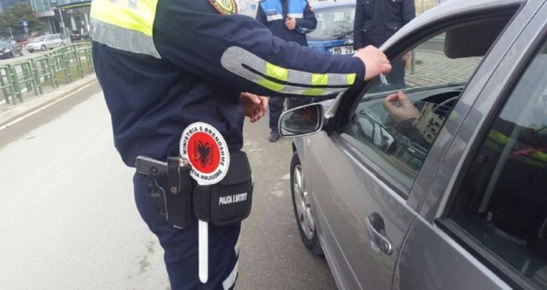 ‘Hape pak krahun ti legjenda e shtetit’, policia e ndjek live në ‘TikTok’ dhe ndalon të riun…