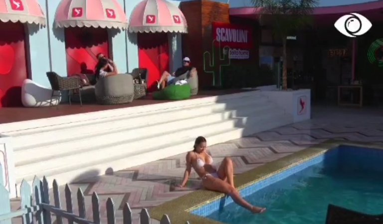 Mikela me bikini rreth pishinës, thërret Kristin për shoqëri!