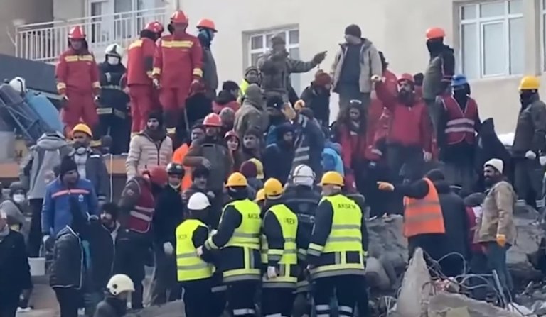 Skuadra shqiptare shpëton mes rrënojave të pallatit në Turqi fëmijën 5 vjeç!