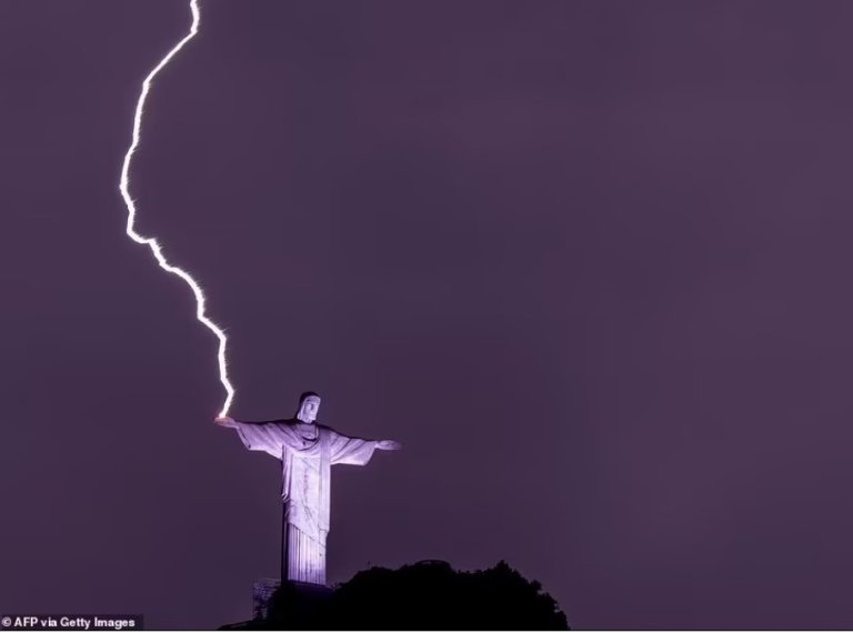 Unë jam drita! Statuja e famshme e Krishtit Shëlbues në Rio duket sikur mban një rrufe në dorë…