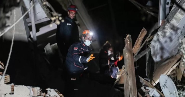 Turqia është goditur të hënën nga 2 tërmete me magnitutë 6.4 dhe 5.8 të shkallës rihter, 8 të vdekur e mbi 800 të plagosur…