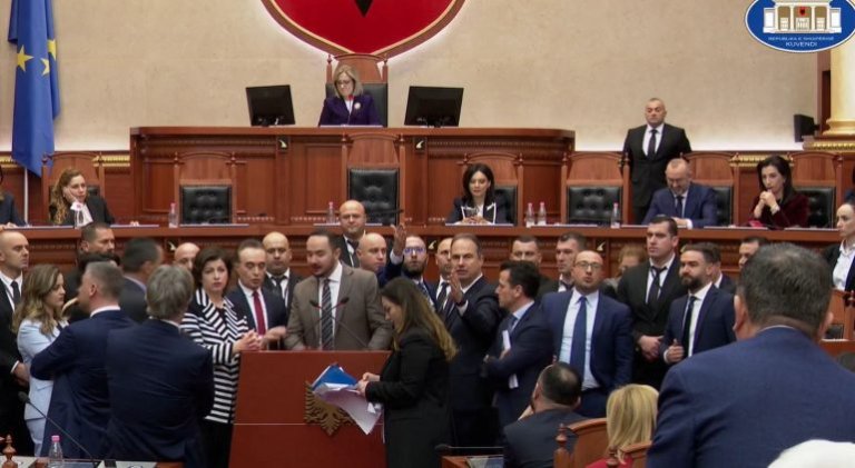 “Mos e përplasi dorën se…”, Nikolla i ndërpret fjalën Salianjit, deputeti i PD: Ne kemi frikë nga Elisa, vetëm ajo mund të mbrojë atë që s’mbrohet…