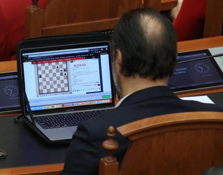 Opozita bllokon Foltoren e Kuvendit, Shalsi luan shah…