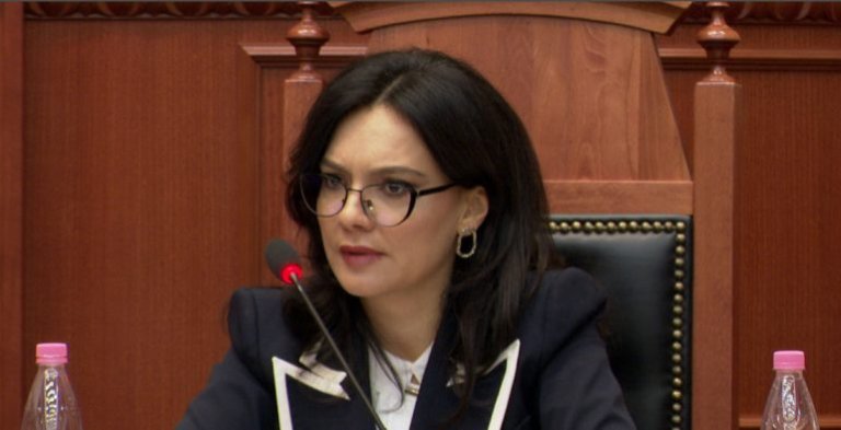 “Rama fshihet pas fustanit të Elisës”, Spiropali i përgjigjet Bardhit: Çfarë rëndësie ka se si vishem, po kërkoni hesap për…