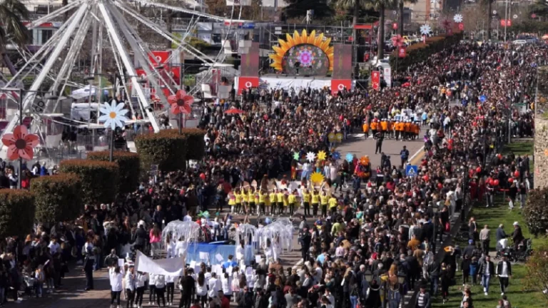 Festa e Ditës së Verës/ Elbasani feston me lule dhe ballokume, vizitohet nga mijëra qytetarë…