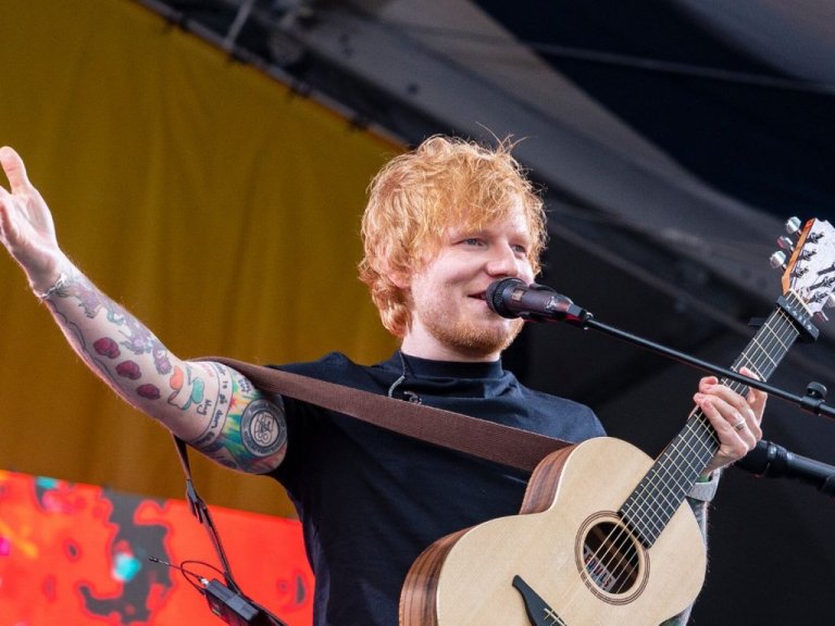 Ed Sheeran surprizon fansat me një koncert në New York!