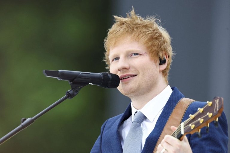 Ed Sheeran kryeson listat e muzikës në Britani!