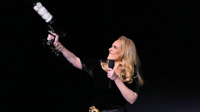 Sulmet ndaj artistëve në skenë, Adele “sfidon” publikun e saj dhe “qëllon” drejt tyre!