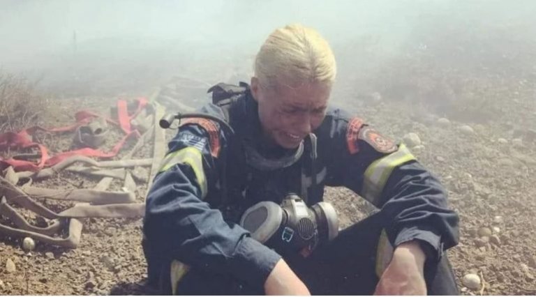 Drama greke e zjarreve mishëruar në këtë pamje, fotoja trishtuese e zjarrfikëses bën xhiron e botës…