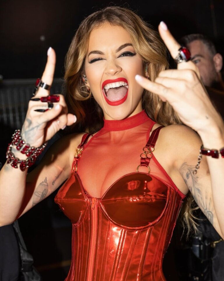 Rita Ora shkëlqen gjatë performancës në ‘The Voice Australia’.