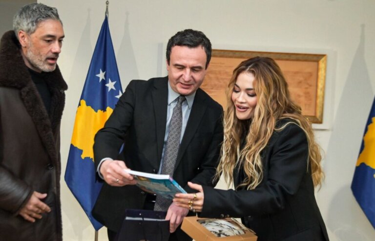 Rita Ora takon Albin Kurtin, paralajmëron një ‘projekt të jashtëzakonshëm’.