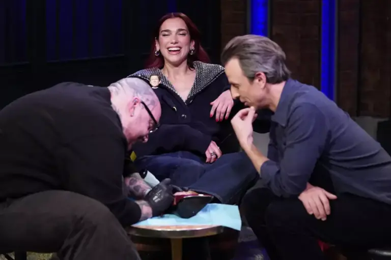 Dua Lipa realizon tatuazh në transmetim direkt!