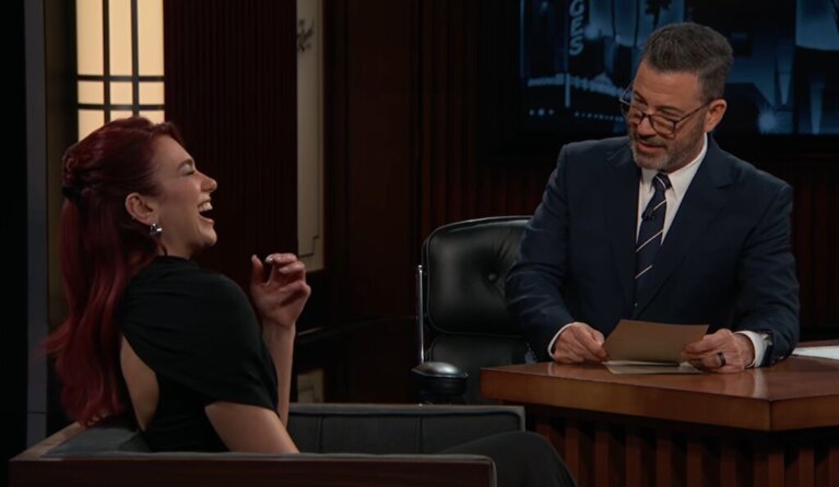 “Hyp se të vrava, zdryp se të vrava”, Jimmy Kimmel lexon disa shprehje shqip, Dua Lipa ia shpjegon…