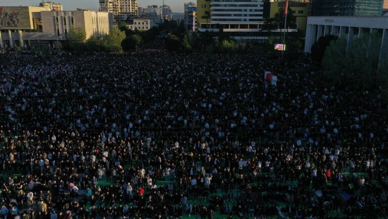‘Bajrami’ është vëllazërim! – Mijëra bestimtarë myslimanë falen bashkarisht në Sheshin Skënderbej…