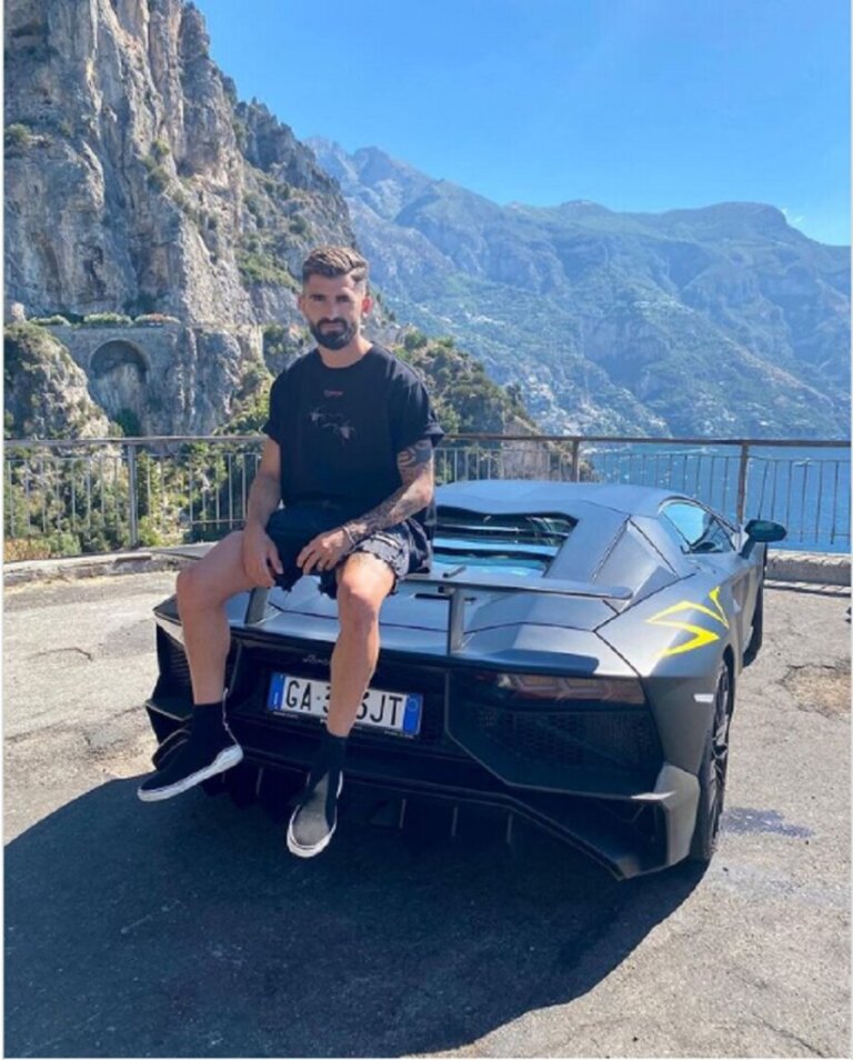 Frikë për Elseid Hysaj, Ferrari 160.000 Euro merr flakë me mbrojtësin brenda!