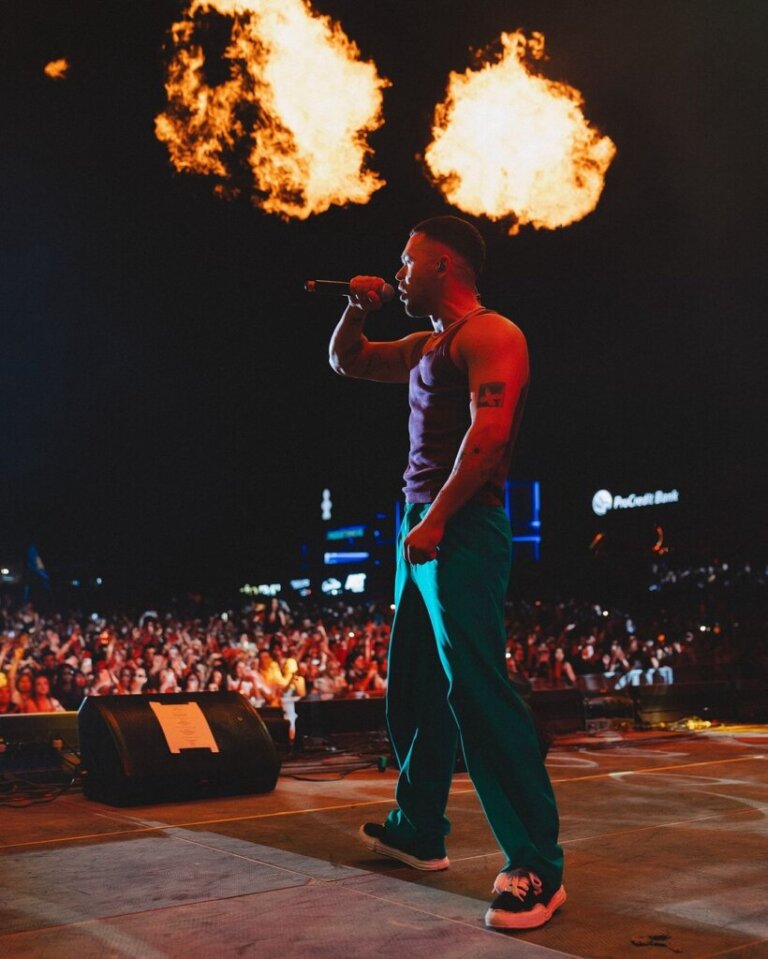 Shëngjini në ‘luftë’ me flakët, Yll Limani anulon koncertin, ja mesazhi i tij…