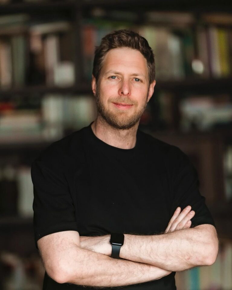 FOTOT/ Princ Leka zyrtarizon lidhjen me Blerta Celibashin.