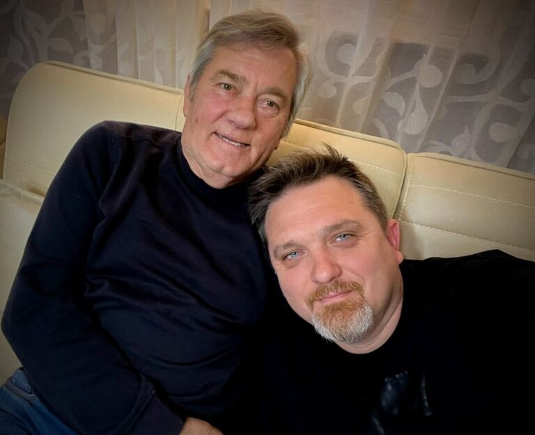 Julian Deda, mesazh prekës për 1-vjetorin e ndarjes nga jeta të Zef Dedës