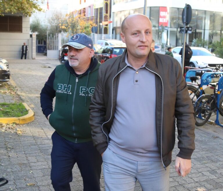 Gazetarët Artan Hoxha dhe Elton Qyno paraqiten në SPAK!