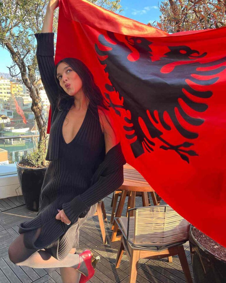 Dua Lipa uron shqiptarët me vargjet e himnit kombëtar!