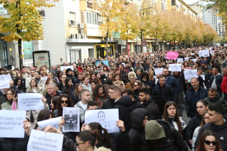 Qytetarët protestojnë për vrasjen e 14-vjeçarit: Duam siguri, drejtësi për Martinin!