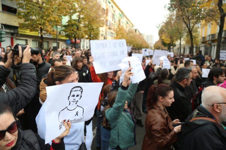 “I detyrohemi fëmijëve tanë”, prindërit mblidhen te shkolla “Fan Noli”: Protestë të hënën në orën 17:00.