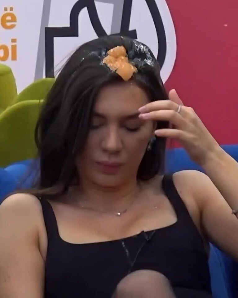 Gjesti i thyen vezë në kokë Olës dhe Vserlos.