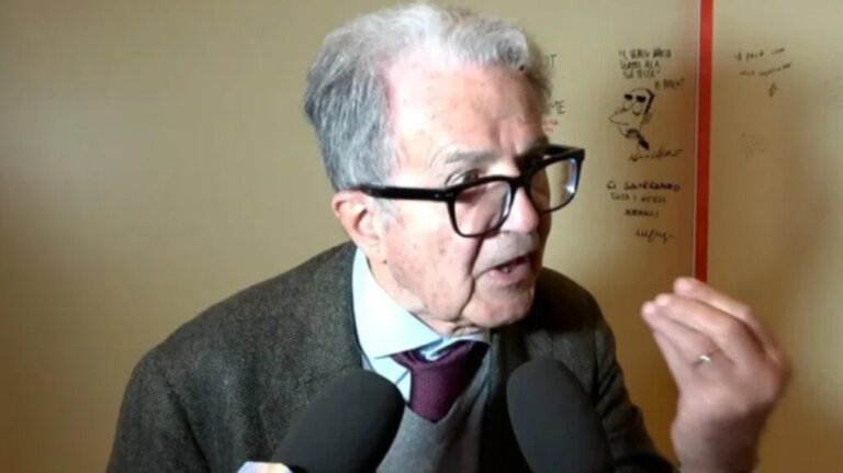 I tërhoqi flokët gazetares që po e pyeste, ish-kryeministri italian kërkon ndjesë: Bëra gabim!