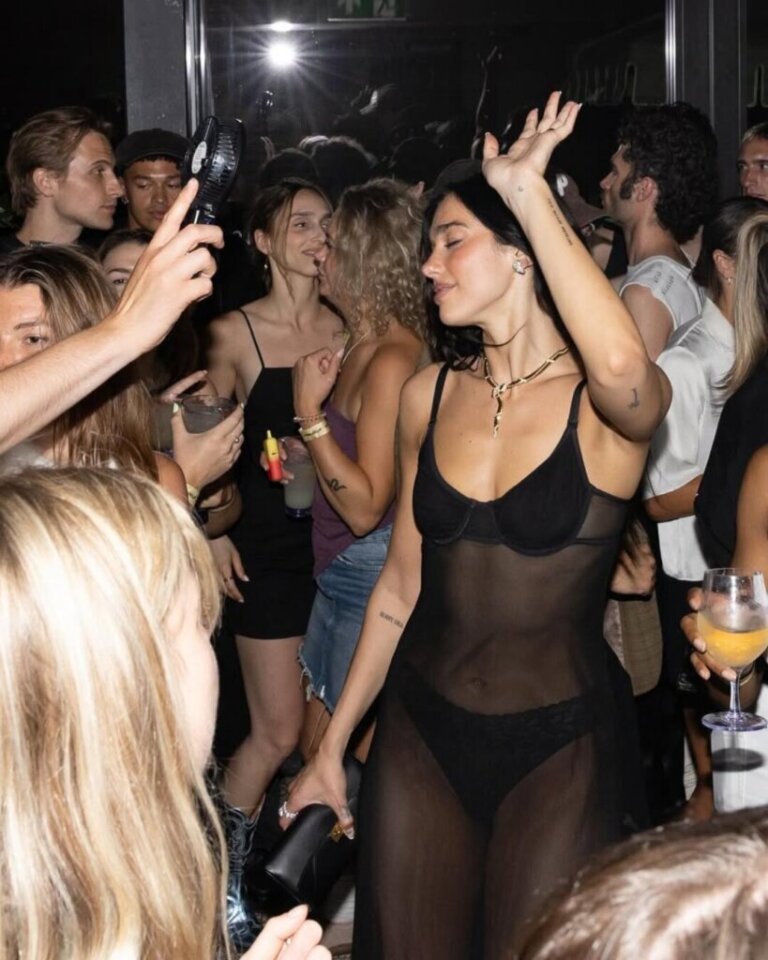 Dua Lipa rikthen në modë fustanin transparent të viteve ’90.
