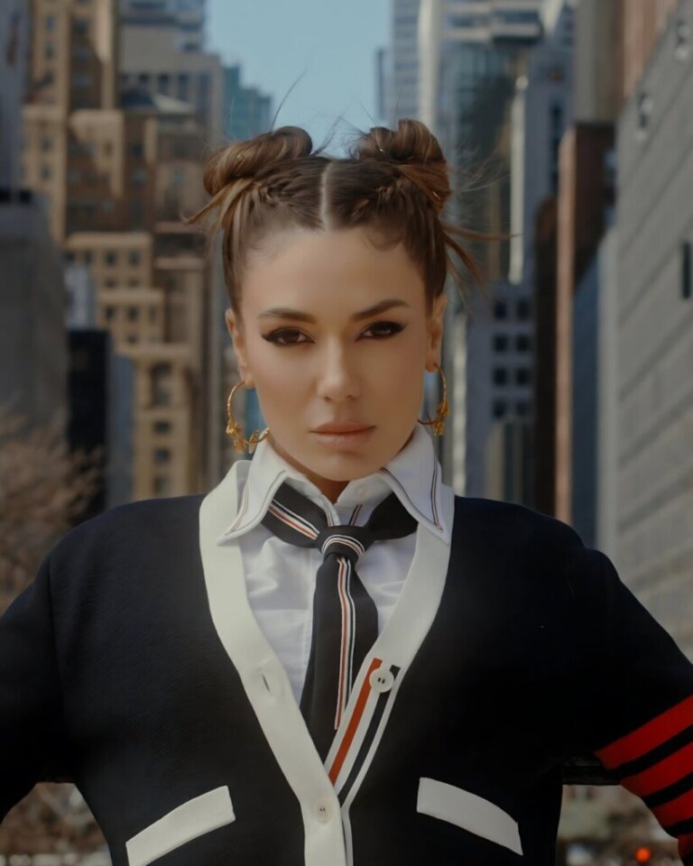 Elvana Gjata publikon këngën e re “Knojna”.