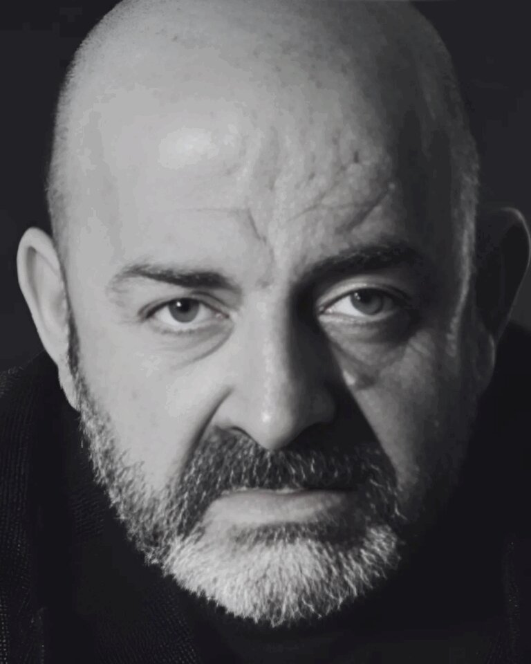 Shuhet ikona e filmit, regjisori dhe aktori i njohur Enver Petrovci.