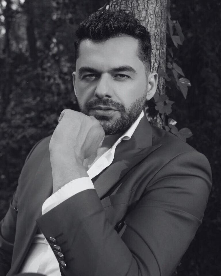 Ndërron jetë në moshën 40-vjeçare këngëtari Shpat Kasapi.