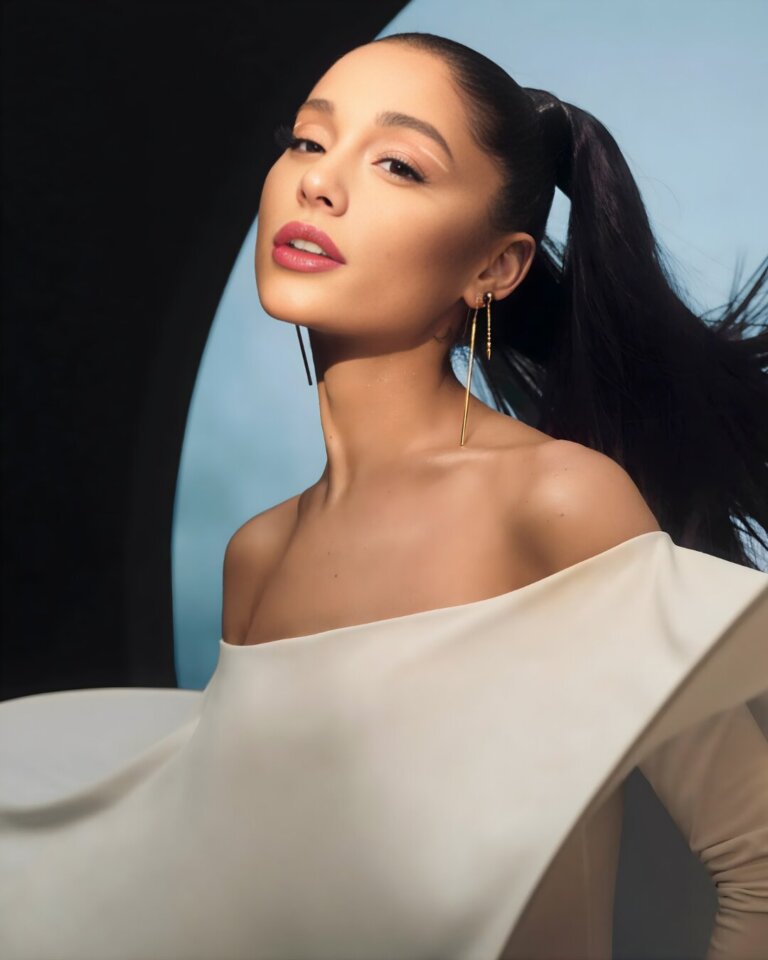 Ariana Grande sulmohet nga një fans në premieren e “Wicked” në Singapor.