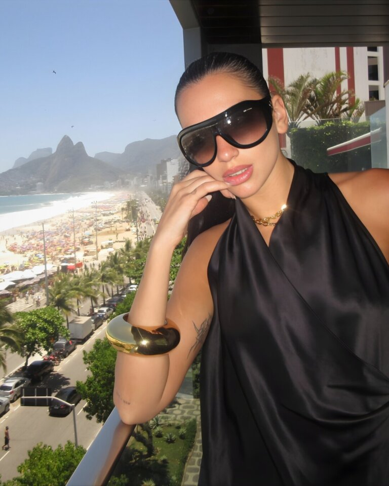 Dua Lipa mahnit në bikini në plazhet e Brazilit, ndërsa shijon një ditë pushimi mes turneut botëror.