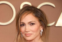 Jennifer Lopez shfaqet tejet elegante në tapetin e kuq të Çmimeve të Guvernatorëve.