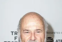 Tragjedia në Hollywood/ Regjisori legjendar dhe bashkëshortja e tij gjendën të vrarë në shtëpi, djali i tyre problematik merret në pyetje.