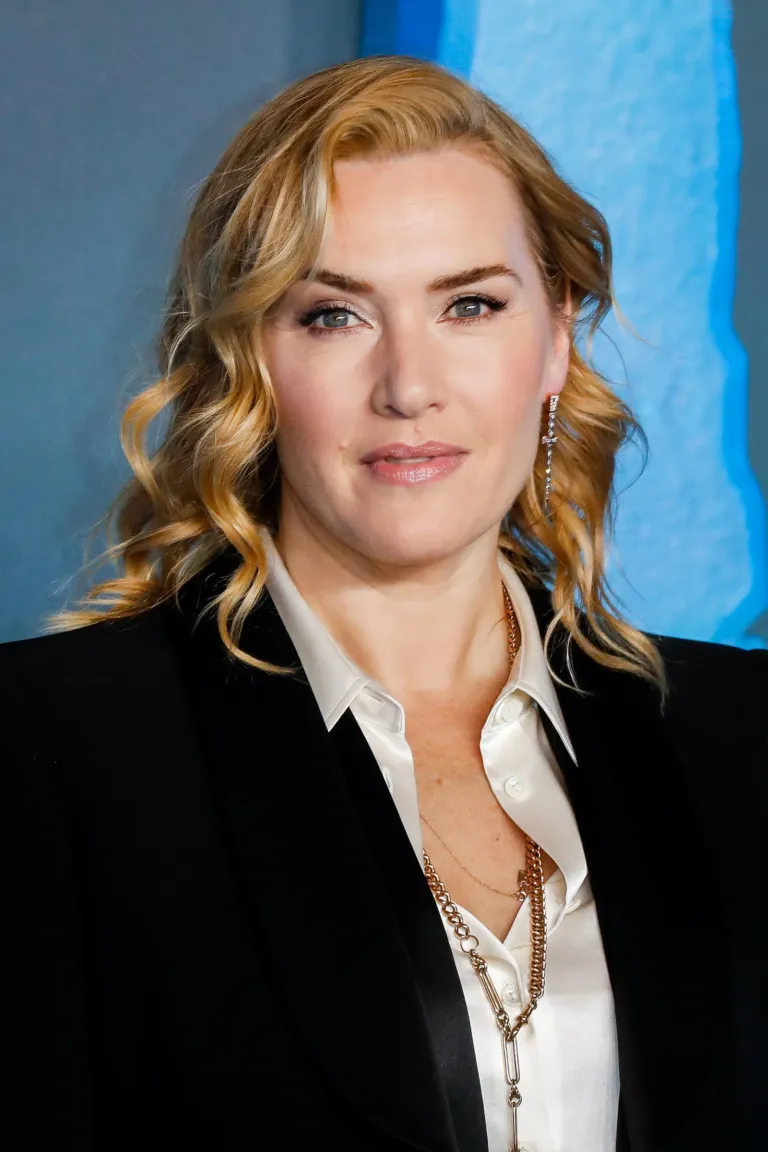 Kate Winslet flet hapur për adoleshencën: “Përvojat e para intime i pata me vajza”.