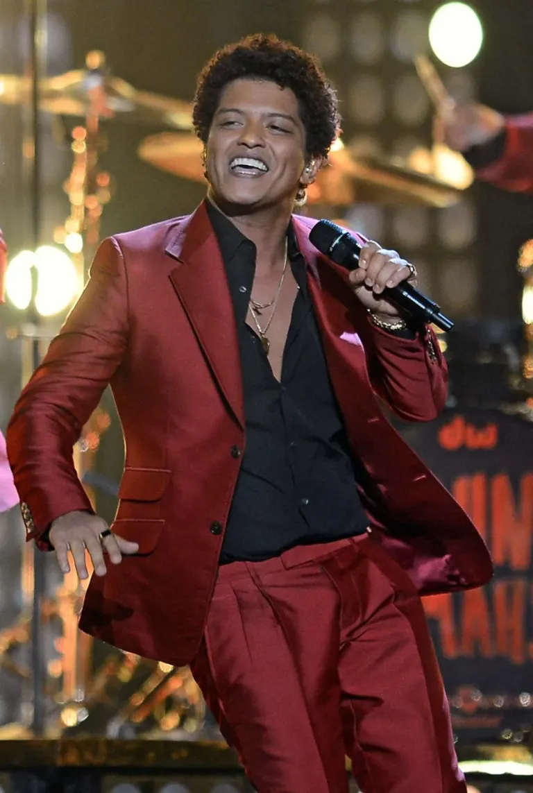 Bruno Mars vendos rekord të ri në shitjen e biletave, tejkalon edhe Taylor Swift.