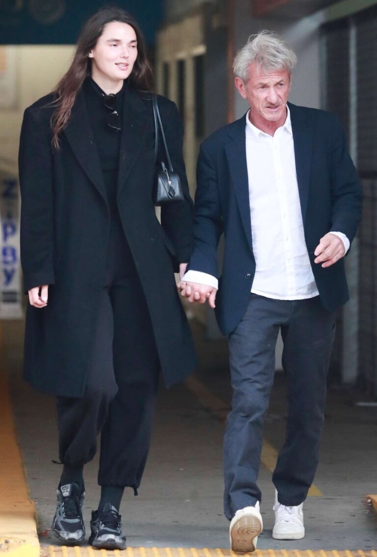 Sean Penn fotografohet me të dashurën 34 vjet më të re.