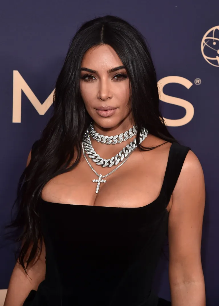 Kim Kardashian dhe Lewis Hamilton bëjnë debutimin publik si çift në Super Bowl.