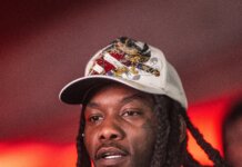 Pak ditë pas plagosjes, reperi Offset ngjitet në skenë me karrocë.