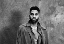 Jason Derulo në qendër të kritikave për shkak të peshkaqenëve që mban në shtëpi.