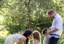 Mbreti Charles priti Princin Harry dhe Meghan Markle në një takim privat familjar.