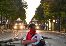 Protesta, Ministria e Shëndetësisë: 6 të plagosur në spital! 19-vjeçari që theu këmbën po bëhet operacion.